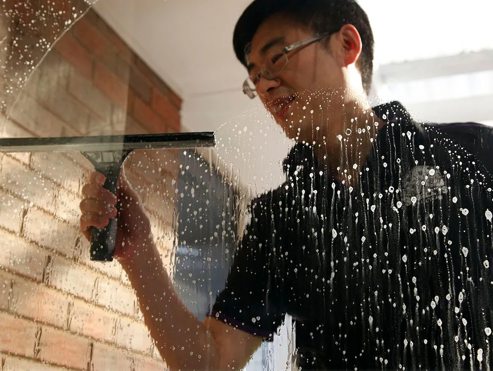 A 3 Piglets cleaning technician working in a Melbourne home