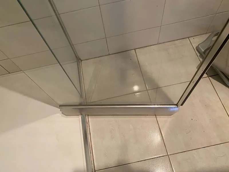 Shower screen after cleaning